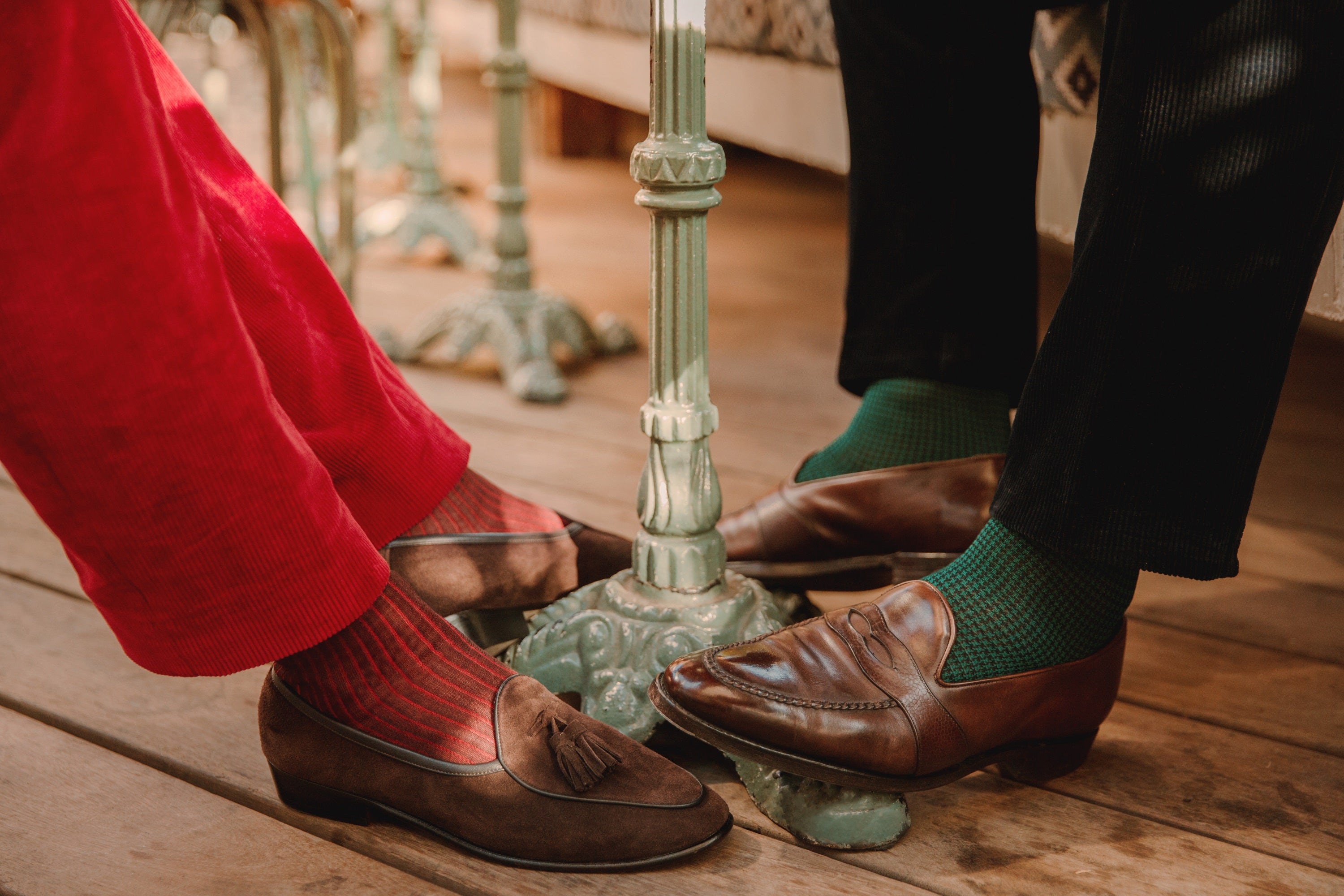 Chaussettes mi-bas Mazarin vanisées marron et rouge disponibles du 39 au 45 pour homme et chaussettes mi-bas (hautes) pied-de-poule vert sapin et kaki en fil d'écosse de Mazarin.