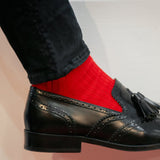 Chaussettes de couleur rouge vif, en 70% Cachemire et 30% Soie. Modèle de mi-mollet (courtes) pour femme, de la marque Mazarin. Chaussettes peu épaisses, chaudes, voluptueuses. Pointures : du 36 au 46