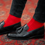 Chaussettes rouge vif en 70% Cachemire et 30% Soie. Modèle de mi-bas (Chaussettes hautes) pour femme, de la marque Mazarin. Chaussettes chaudes, fines et soyeuses au toucher. Pointures : du 36 au 46