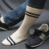 Chaussettes  à bandes couleurs écru et bleu marine, en 54% Lin, 26% Coton, 18% Polyamide et 2% Élasthanne. Modèle de mi-mollet (courtes) pour homme, de la marque Bresciani. Chaussettes fines, résistantes, légères. Pointures : du 40 au 45