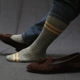 Chaussettes à bandes kaki et jaune, en 54% Lin, 26% Coton, 18% Polyamide et 2% Élasthanne. Modèle de mi-mollet (courtes) pour homme, de la marque Mazarin. Chaussettes aérées, douces et souples. Pointures : du 40 au 45