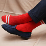 Chaussettes à bandes couleur rouge et gris clair, en 54% Lin, 26% Coton, 18% Polyamide et 2% Élasthanne. Modèle de mi-mollet (courtes) pour homme, de la marque Mazarin. Chaussettes fines, aérées et résisantes. Pointures : du 40 au 45ures : du 39 au 45