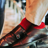 Chaussettes rouges à motif chevrons bleu marine en fil d'écosse renforcé en polyamide de la marque Mazarin. Modèle pour homme de la gamme super-solides : chaussettes robustes, résistantes à l'usure et aux frottements, d'épaisseur intermédiaire et adaptées à toutes les saisons. Pointures : du 39 au 47.