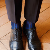 Chaussettes bleu marine aux côtes bleu roi en 100% fil d'Écosse. Modèle de mi-bas (chaussettes hautes) de chez Bresciani. Des chaussettes fines, légères et durable, un toucher net. Adaptées à des chaussures de ville. Pointures : du 39 au 47