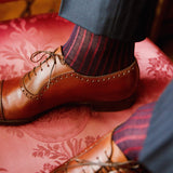 Chaussettes à côte rayées rouge et bleu marine en 100% fil d'Écosse de chez Bresciani. Modèle pour homme de mi-bas (chaussettes hautes). Fine épaisseur, grande légèreté, durables et au toucher net. Bien adaptées pour des chaussures de ville. Pointures : du 39 au 45