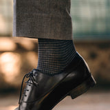 Chaussettes noires et grises de chez Bresciani au motif pied-de-poule en 100% fil d'Écosse. Modèle de mi-bas (chaussettes hautes) pour homme. Fine épaisseur, durables et légères. Adaptées aux tenues habillées. Pointures : du 39 au 49