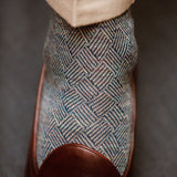 Chaussettes en laine fines et coton motif losanges acier & blanc cassé de la marque Bresciani. Chaussettes homme mi-bas (hautes) disponibles du 39 au 45. Chaussettes douces et chaudes pour l'hiver dans des chaussures de ville.