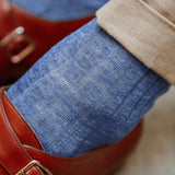 Chaussettes bleu azur en lin. Modèle de la marque Bresciani pour homme. Chaussettes résistantes et très respirantes. Hauteur mi-bas ( chaussettes hautes), à porter en saison chaude avec des chaussures de villes. Pointures : du 39 au 45