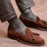 Chaussettes grises en lin de la marque Bresciani. Modèle pour homme hauteur mi-bas (chaussettes hautes). Chaussettes résistantes et très aérées, avec une fine épaisseur, à porter idéalement en saison estivale avec des chaussures de ville. Pointures : du 39 au 45