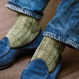 Chaussettes de couleur vert kaki idéales pour l'été, de la marque Bresciani. Modèle hauteur mi-bas (chaussettes hautes) pour homme. Chaussettes d'épaisseur fine, très résistantes et respirantes, prévues pour des chaussures de ville. Pointures : du 39 au 45