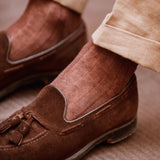 Des chaussettes marrons en lin de la marque Bresciani. Modèle pour homme hauteur mi-bas (chaussettes hautes). Des chaussettes très respirantes et robustes, d'épaisseur fine, adaptées pour des chaussures de ville en saison chaude. Pointures : du 39 au 45.