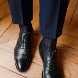 Chaussettes noires en lin de la marque Bresciani. Modèle pour homme hauteur mi-bas (chaussettes hautes). Chaussettes résistantes et très aérées, épaisseur fine, idéale pour des chaussures de ville. Pointures : du 39 au 45.