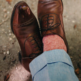 Chaussettes en lin de la marque Bresciani, couleur vieux rose. Chaussettes robustes et très respirantes. Hauteur mi-bas (chaussettes hautes), modèle pour homme. Elles se portent en été avec des chaussures de ville. Pointures : du 39 au 45.