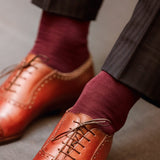 Chaussettes mi-mollet (courtes) bordeaux en 100% Coton sea island de Bresciani. Modèle pour homme extra-doux, fin et léger disponible du 39 au 45. Tricotées en Italie.