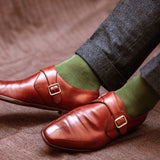 Chaussettes au motif chevrons de couleurs vert prairie et bleu marine, en 100% fil d'Écosse. Modèle pour homme de mi-bas (chaussettes hautes) de la marque Bresciani. Des chaussettes légères et douces qui conviennent parfaitement sur du bleu marine. Fabrication italienne. Pointures : du 39 au 49