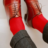 Chaussettes couleur rouge, au motif grenadine, en 100% fil d'Écosse. Modèle pour homme de mi-bas (hautes) de la marque Bresciani. Fines, légères et durables. Pointures : du 39 au 45