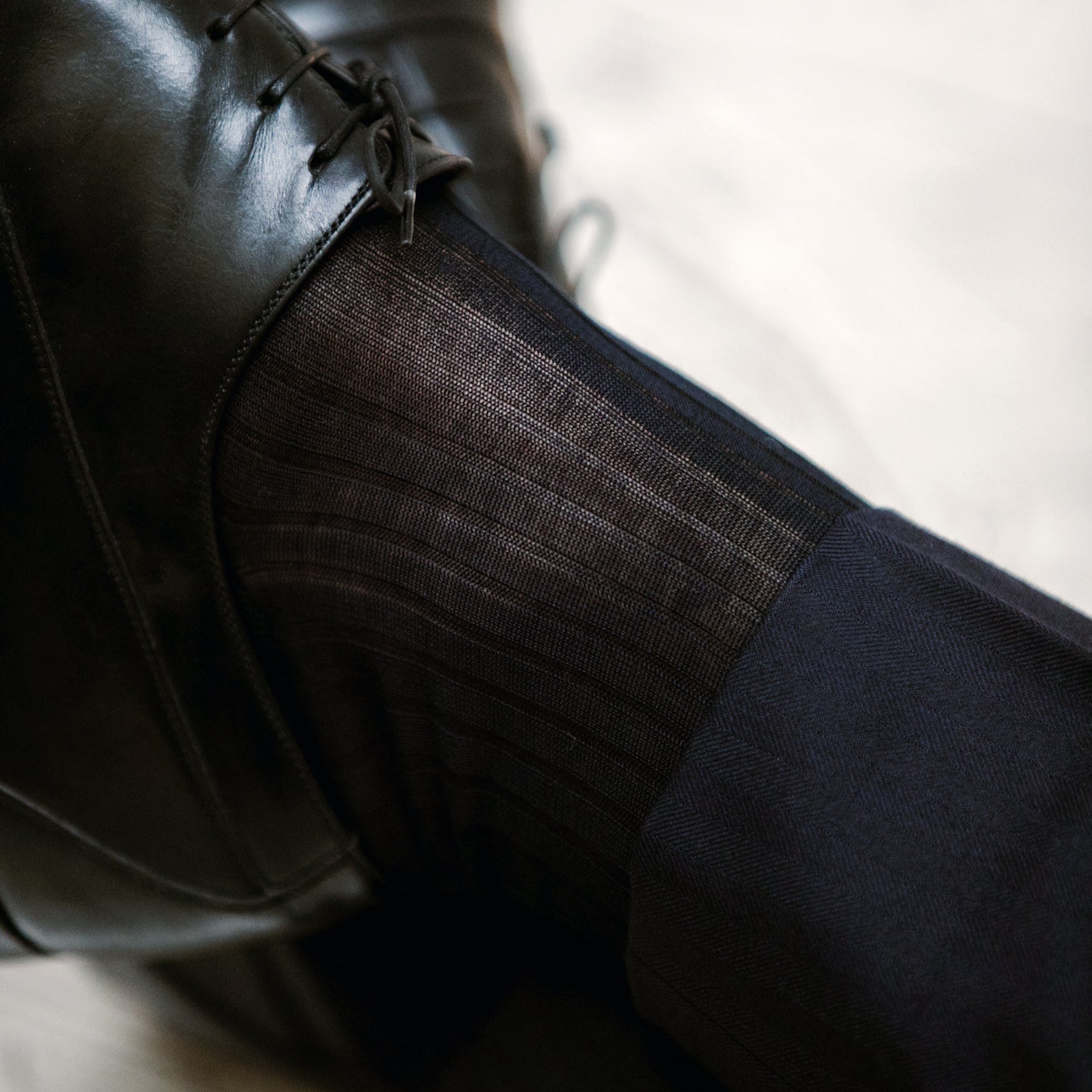 Chaussettes bleu marine de chez Bresciani en 100% fil d'Écosse. Modèle pour homme de mi-bas (chaussettes hautes). Légères et durables, d'épaisseur fine et au toucher net. Idéale dans une tenue habillée et pour des chaussures de ville. Pointures : du 36 au 49