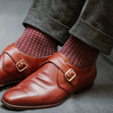 Chaussettes en 90% laine motif pied-de-poule bordeaux et gris de la marque Bresciani (fabriquées en Italie). Chaussettes mi-bas (hautes), pour homme, en laine épaisses, chaudes et douces. Pointures : du 39 au 47.