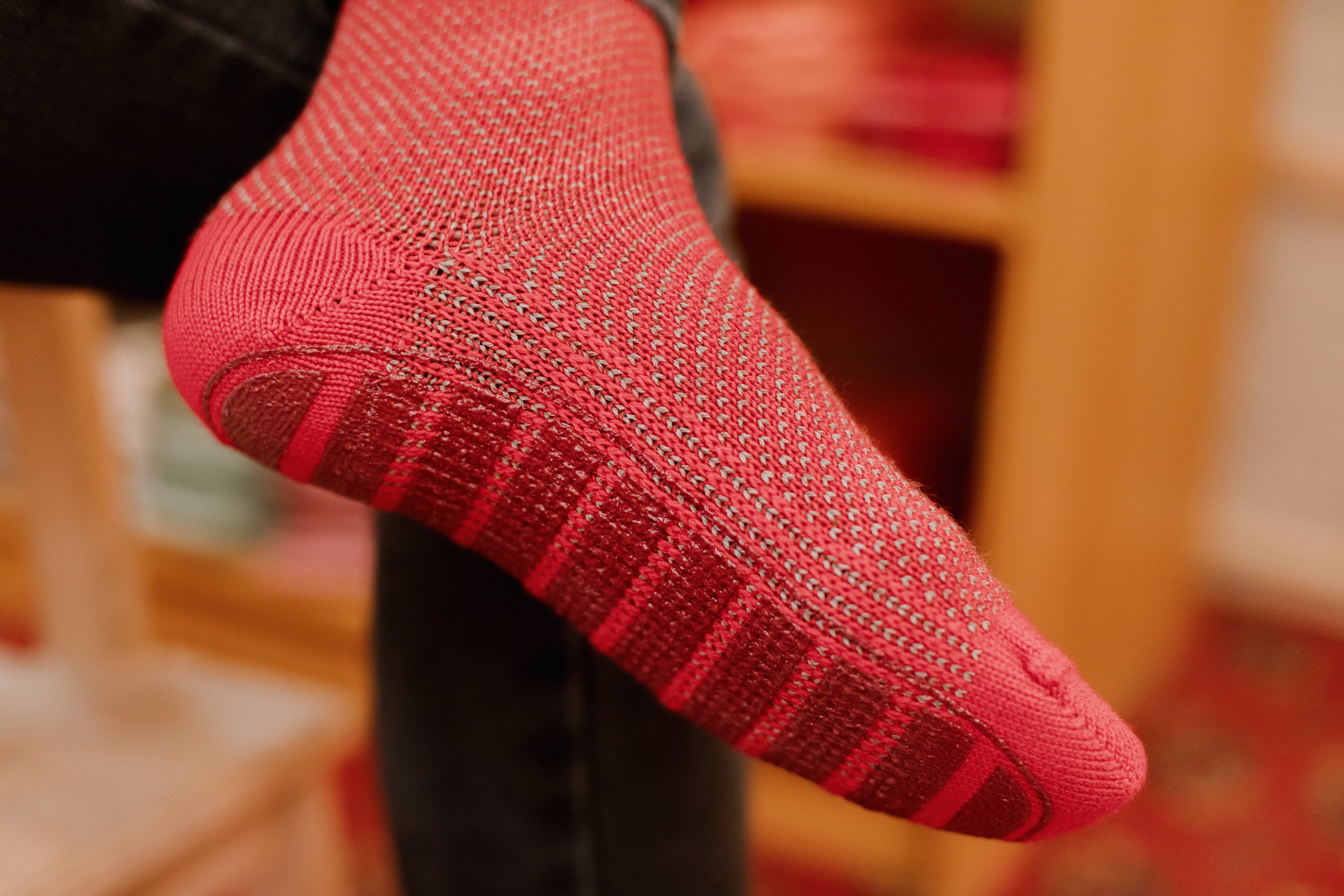Chaussettes-chaussons rouge motif caviar pour femme - Laine