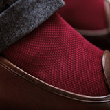 Chaussettes de contention couleur bordeaux, en 45% Coton, 46% Polyamide, 9% Élasthanne. Modèle de mi-bas (hautes) pour homme, de la marque Mazarin. Épaisses, élégantes, confortables. Pointures : du 37 au 46