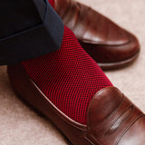 Chaussettes de contention couleur bleu marine et rouge, en 45% Coton, 46% Polyamide, 9% Élasthanne. Modèle de mi-bas (hautes) pour homme, de la marque Mazarin. Épaisses, élégantes, confortables. Pointures : du 37 au 46