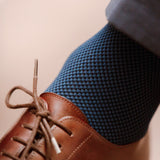 Chaussettes de contention couleurs bleu marine et bleu clair, à motif de petits carrés alternés, en 45% Coton, 46% Polyamide, 9% Élasthanne. Modèle de mi-bas (hautes) pour homme, de la marque Mazarin. Épaisses, élégantes, confortables. Pointures : du 37 au 46