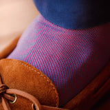 Chaussettes au motif caviar de couleur bleu-ciel et framboise en 100% fil d'Écosse. Modèle pour homme de mi-bas ( chaussettes hautes) de la marque Mazarin. Très fines et douces au toucher, se portent à toutes les saisons avec des teintes marrons, beiges, bleues. Pointures : du 39 au 46.