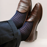 Chaussettes au motif rayé de couleur marine et violet en 100% fil d'Écosse. Modèle de mi-bas (chaussettes hautes) pour homme de chez Mazarin. Légère, douce et solide, cette paire se porte avec polyvalence toute l'année. Pointures : du 39 au 45