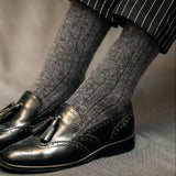 Chaussettes de couleur gris anthracite pour femme, en 85% cachemire, 13% polyamide et 2% élasthanne. Modèle de mi-bas (chaussettes hautes) de la marque Mazarin. Epaisses, chaudes et confortables. Pointures : du 36 au 45