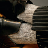 Chaussettes de couleur gris clair, en 85% cachemire, 13% polyamide, 2% élasthanne. Modèle de mi-mollet (courtes) pour femme, de la marque Mazarin. Très chaudes, épaisses et moelleuses. Pointures : du 36 au 45