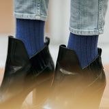 Chaussettes de couleur bleu indigo, en 85% cachemire, 13% polyamide, 2% élasthanne. Modèle pour femme de mi-mollet (courtes) de la marque Mazarin. Chaussettes idéales pour l'hiver, épaisses et moelleuses. Couleur facile à associer sur des tons formels. Pointures : du 36 au 45