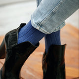 Chaussettes couleur bleu indigo, en 85% cachemire, 13% polyamide, 2% élasthanne. Modèle pour femme de chaussettes hautes (mi-bas), de la marque Mazarin. Chaussettes chaudes, épaisses et confortables. Pointures : du 36 au 45
