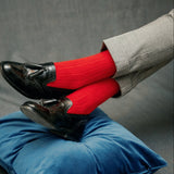 Chaussettes de couleur rouge vif, en 85% cachemire, 13% polyamide, 2% élasthanne. Modèle de mi-mollet (courtes) pour femme, de la marque Mazarin. Chaussettes épaisses, chaudes et agréables. Pointures : du 36 au 45