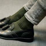 Chaussettes de couleur vert kaki en 100% fil d'Écosse. Modèle de mi-bas (hautes) pour femme, de la marque Mazarin. Chaussettes fines et légères. Pointures : du 38 au 47