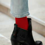 Chaussettes de couleur rouge carmin, en 80% laine mérinos et 20% nylon. Modèle de chaussettes hautes (aussi appelées mi-bas) pour femme, de la marque Mazarin. Epaisseur fine, confortables et chaudes. Pointures : du 36 au 47