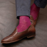 Chaussettes violettes en 100% fil d'écosse de la marque Gammarelli. Chaussettes tricotées en Italie par le tailleur des Papes. Modèle mi-mollet (courtes) fines et légères à porter en toute saison, pour homme et femme. Pointures : du 38 au 49.