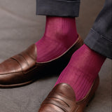 Chaussettes violettes en laine mérinos de la marque Gammarelli, idéales pour l'hiver dans des chaussures de ville. Chaussettes mi-bas (hautes) chaudes, douces et fines. Modèle pour homme et femme du 36 au 49.