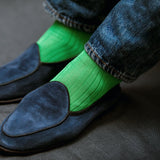 Chaussettes de couleur vert pomme en 100% fil d'Écosse. Modèle de mi-bas (montantes jusqu'au genoux) pour homme, de la marque Mazarin. Des chaussettes souples et légères, avec une couleur audacieuse qui vient parfaitement réhausser les tenues sombres. Pointures : du 36 au 49