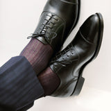 Des chaussettes vanisées de couleur gris anthracite et aubergine, en 100% fil d'Écosse. Modèle de mi-bas (chaussettes montantes) pour homme, de la marque Mazarin. Des chaussettes douces et souples qui conviendront parfaitement sur une tenue formelle, des souliers noirs. Pointures : du 39 au 46