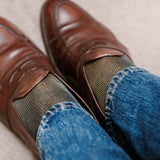 Chaussettes motif caviar de couleurs bleu et jaune, en 100% fil d'Écosse. Modèle pour homme de mi-bas (chaussettes hautes) de la marque Mazarin. Souples, douces et durables. Pointures : du 39 au 46