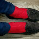 Chaussettes rouge vif en cachemire et soie de la marque Mazarin, fabriquées en Italie. Modèle mi-mollet (court) pour homme et femme, disponible du 36 au 45. Chaussettes chaudes, douces et particulièrement fines.