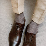 Chaussettes taupe foncé en cachemire et soie de la marque Mazarin. Chaussettes mi-bas (hautes) pour homme et femme, pointures du 36 au 45. Idéales à porter en hiver dans des chaussures de ville grâce à leur finesse, douceur et chaleur. Aspect soyeux et duveteux.