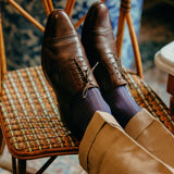 Chaussettes de couleur bleu nuit avec des rayures noisette, en 100% fil d'Écosse. Modèle pour homme de mi-bas (chaussettes hautes) de la marque Mazarin. Des chaussettes souples et élégantes, d'une belle finesse. S'accordent bien avec un pantalon bleu. Pointures : du 39 au 46
