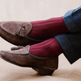 Chaussettes couleur bordeaux de la gamme fil d'écosse super-solide de Mazarin. Modèle tricoté en Italie, renforcé en polyamide pour plus de résistance à l'usure, épaisseur intermédiaire. Chaussettes pour homme, pointures du 39 au 47.