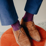 Chaussettes motif caviar bleu outremer et rouge de la gamme en fil d'écosse super-solide de Mazarin. Chaussettes mi-bas (hautes) pour homme résistantes aux frottements et à l'usure grâce au renfort en polyamide, d'épaisseur intermédiaire, idéales à porter en toute saison dans des chaussures de ville. Pointures : du 39 au 47.