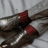 Chaussettes noires rayées rouge en fil d'écosse super-solide de la marque Mazarin. Chaussettes courtes mi-mollet très résistantes et solide face à l'usure, épaisseur intermédiaire. A porter toute l'année en toute saison. Pointures : du 39 au 45.