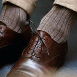 Chaussettes couleur taupe en fil d'écosse super-solide de la marque Mazarin. Chaussettes mi-bas (hautes) pour homme, résistantes à l'usure grâce au renfort en polyamide, idéales à porter en toute saison, d'épaisseur intermédiaire très confortable. Pointures : du 39 au 47.