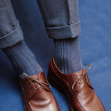 Chaussettes gris acier en laine super-solide mi-bas (chaussettes hautes), marque Mazarin. Chaussettes en laine très résistante à l'usure, d'épaisseur intermédiaire, chaudes et douces. Idéale pour l'hiver dans des chaussures de ville. Existe dans d'autres coloris.