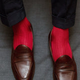 Chaussettes rouge carmin, en 100% soie. Modèle de mi-bas (hautes) pour homme, de la marque Mazarin. Chaussettes très douces, très fines et thermorégulatrices. Pointures : du 38 au 45