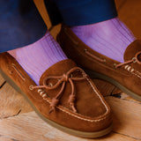 Chaussettes de couleur lilas en 100% fil d'Écosse. Modèle de mi-bas (chaussettes hautes) pour homme de la marque Mazarin. Des chaussettes douces et légères, avec un bel éclat pour ravive un bleu marine ou une tenue sombre. Pointures : du 36 au 49